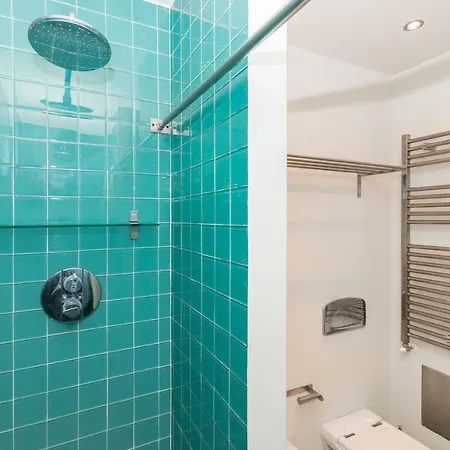 Heart Of Chiado - Apt With A/c & Parking 아파트 *